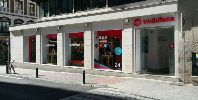 Tienda Vodafone en una céntrica calle de Zaragoza.
