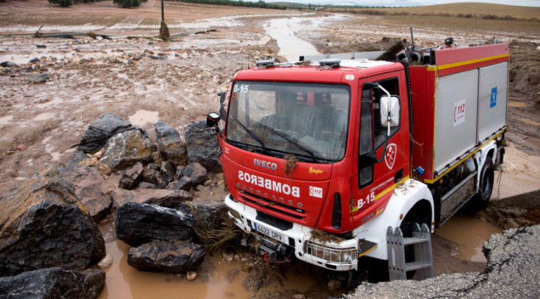 Bombero muere en operación de rescate por inundaciones en el sur de España