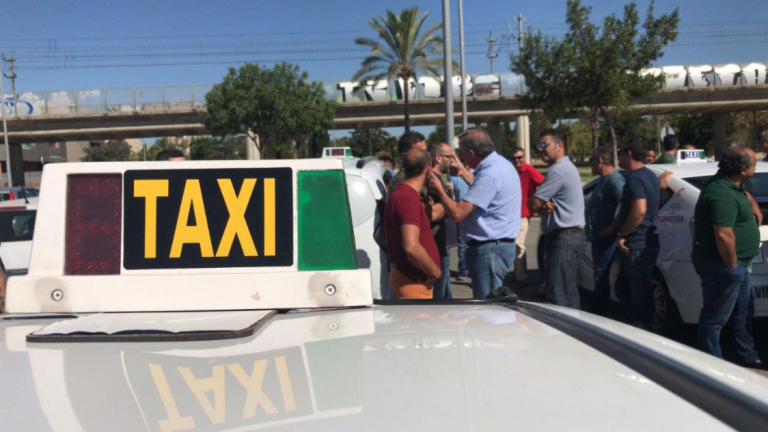 Retirada de licencias a los taxistas que increparon a Susana Díaz