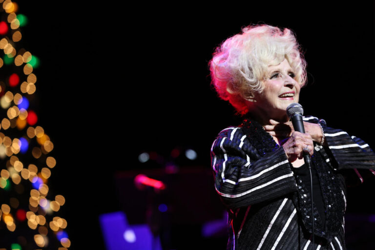 Brenda Lee conquista el Billboard Hot 100 65 años después con "Rockin' Around the Christmas Tree"